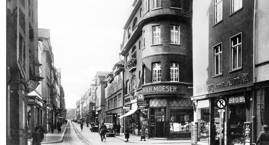 Der Seltersweg ist bis heute die Haupteinkaufsstraße in Gießen, Aufnahme aus den 1930er Jahren