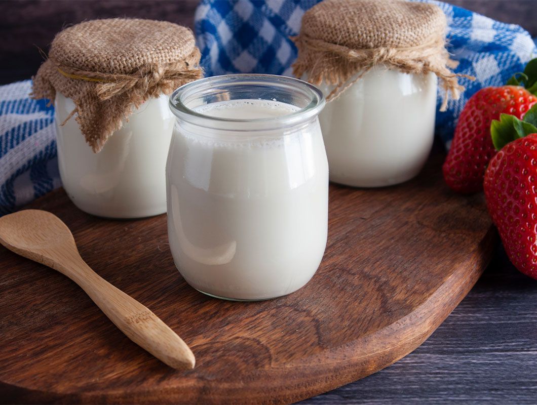 Joghurt-Gläser auf Tablett - Joghurt als Probiotika