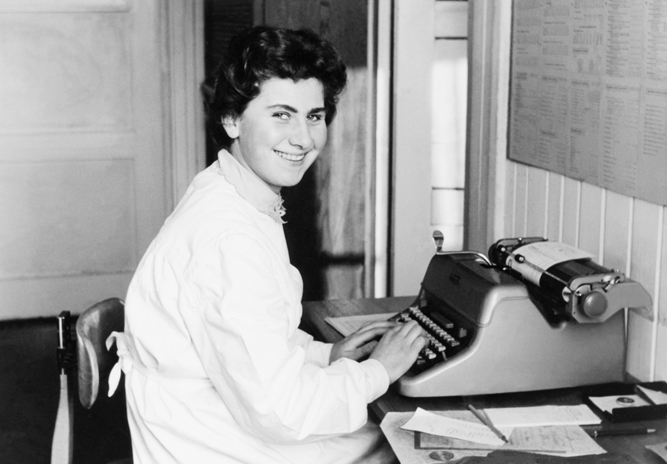 Betrieb 50er Jahre: Frau an Schreibmaschine